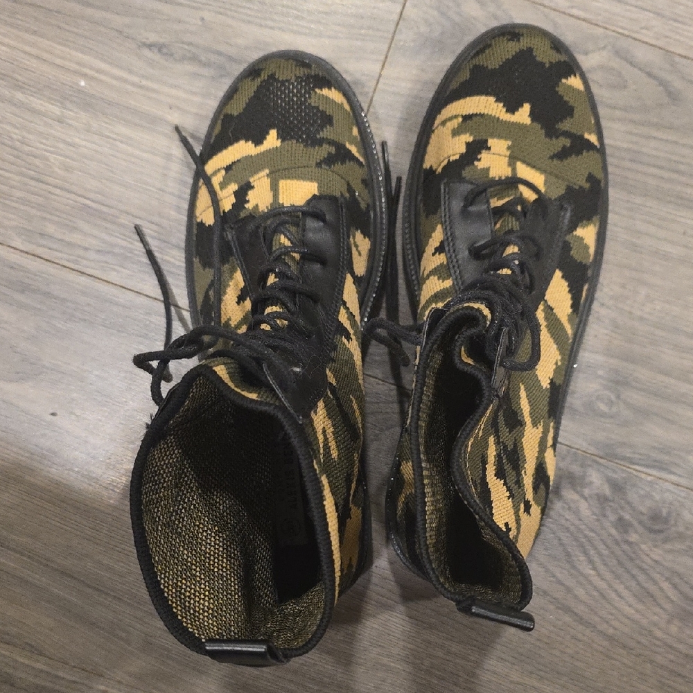 Camouflage Lace-Up Boots